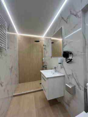 Dionysos Suite Evelpidon
